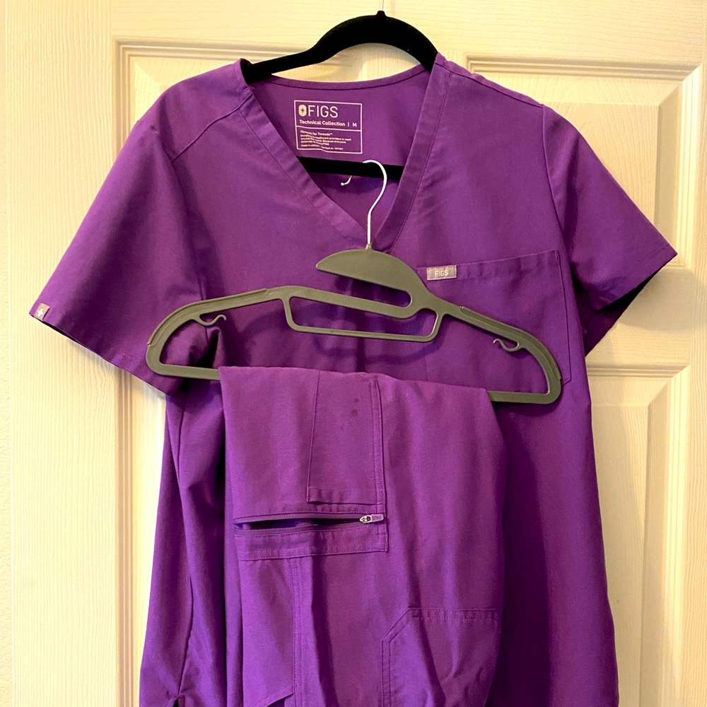 FIGS Heather purple  - Catarina one pocket scrub top,Yola scrub pant- Medium